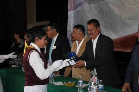 Alcalde exhorto a egresados de 3 escuelas a continuar con su preparación académica imagen 4