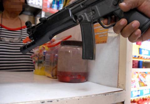 Joven enfrenta intento de asalto y descubre arma de juguete, en Chiautempan
