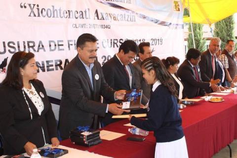 Alcalde exhorto a egresados de 3 escuelas a continuar con su preparación académica imagen 2