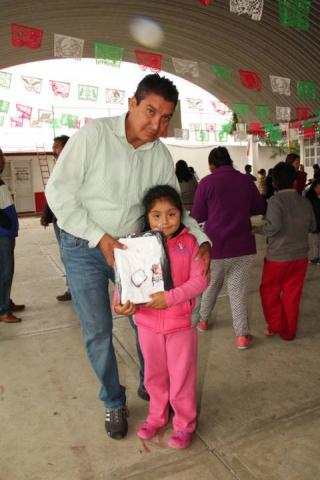 Con la entrega de uniformes apoyamos la economía familiar: Murias Juárez imagen 4