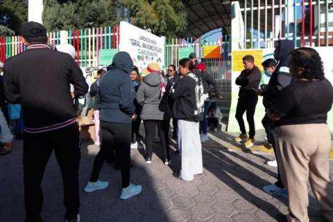 Padres bloquean preescolar en Teolocholco por falta de maestra