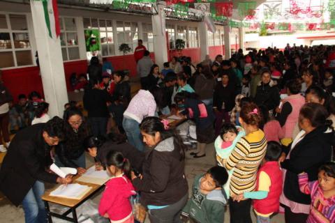 Con la entrega de uniformes apoyamos la economía familiar: Murias Juárez imagen 3