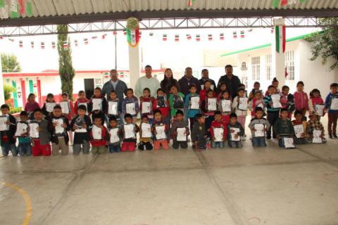 Con la entrega de uniformes apoyamos la economía familiar: Murias Juárez imagen 1