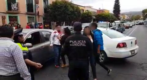 Junior's ebrios chocan y agreden a conductor presumiendo influencias