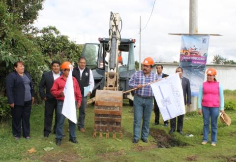 Felipe Morales Morales da banderazo de inicio de obra en la Magdalena Yauhquemehcan imagen 2