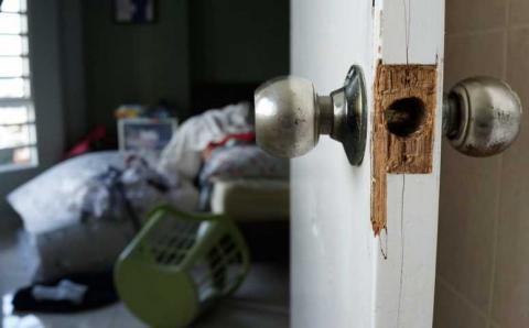 Sujeto roba casa - habitación y choca contra un portón, en San Sebastián Atlahapa