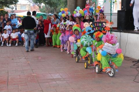 Participan alumnos de Contla en demostración artística 2015 imagen 4
