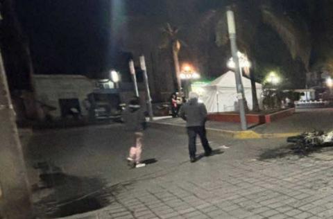 Lo iban a linchar; vecinos retienen a presunto ladrón y queman una motocicleta, en Nativitas