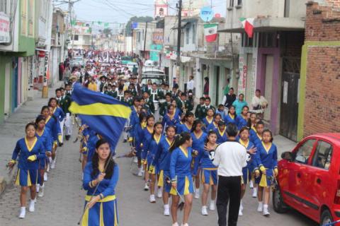 Celis Galicia encabezó desfile conmemorativo del 20 de noviembre imagen 1