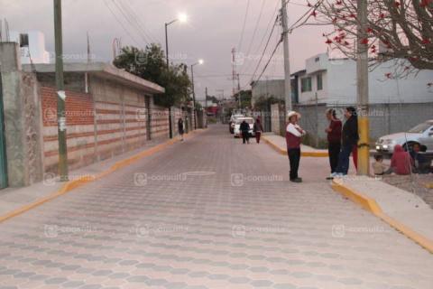 Alcalde acerca servicios básicos, además adoquina la calle Pedro Berruecos imagen 4