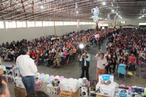 Alcalde reconoce a las mamas como el desarrollo de LAS FAMILIAS imagen 2