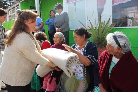Entrega Sistema DIF Huamantla sillas de ruedas, bastones y cobertores imagen 2