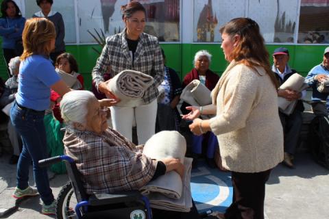 Entrega Sistema DIF Huamantla sillas de ruedas, bastones y cobertores imagen 3