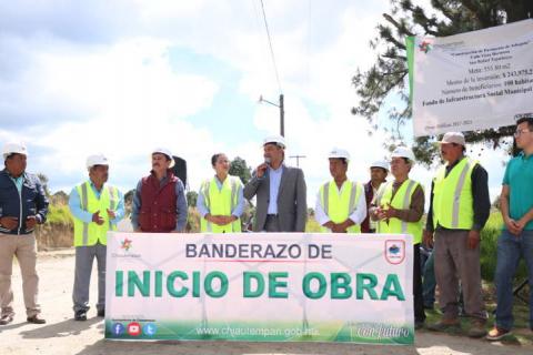 Héctor Domínguez Rugerio da banderazo de inicio para la construcción de adocreto Tepatlaxco imagen 2