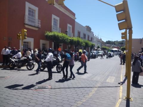 Insisten feligreses de Ayometla en relevo de su párroco y se manifiestan imagen 1