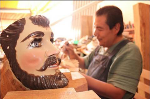 Asiste Apetatitlán a Tianguis Turístico 2017, presumirá elaboración de máscara de huehue