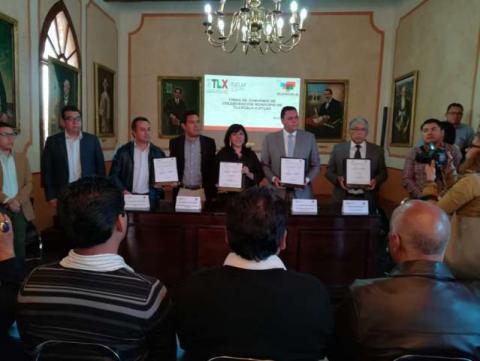 Firma Ayto. capitalino e Icatlax convenio de capacitación en DH imagen 3