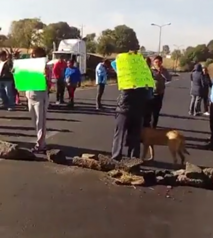 Padres de familia cierran carretera vía Corta a la altura de Acuamanala imagen 1