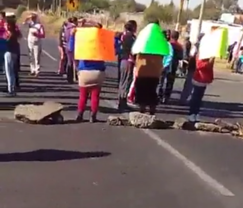 Padres de familia cierran carretera vía Corta a la altura de Acuamanala imagen 2