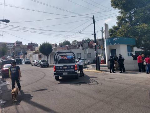Le meten tres plomazos a huachicolero; policía resguarda hospital imagen 3