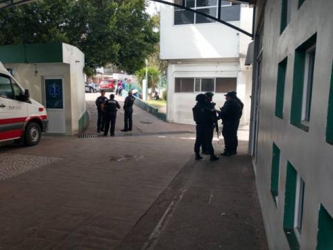 Le meten tres plomazos a huachicolero; policía resguarda hospital imagen 2