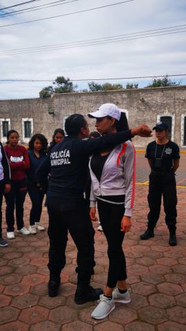 Alcalde promueve la seguridad en las mujeres con curso de defensa personal imagen 2
