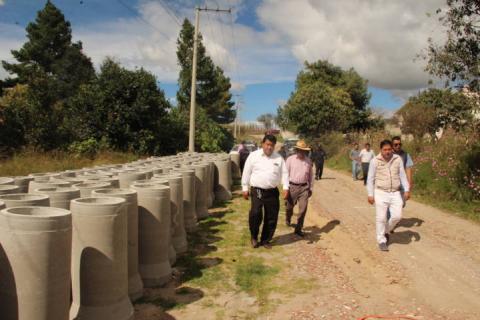 Pluma Morales supervisa obra de drenaje sanitario en Calnahuac imagen 1