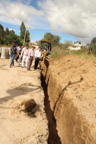 Pluma Morales supervisa obra de drenaje sanitario en Calnahuac imagen 3