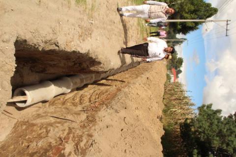 Pluma Morales supervisa obra de drenaje sanitario en Calnahuac imagen 2