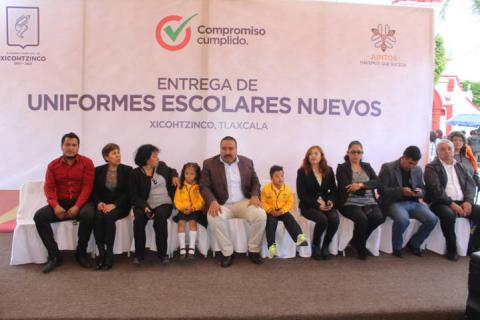 Badillo Jaramillo entrega uniformes a niños de preescolar del municipio imagen 2