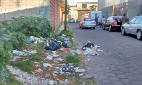 Vecinos tiran basura en calles por falta de recolección en Zacatelco