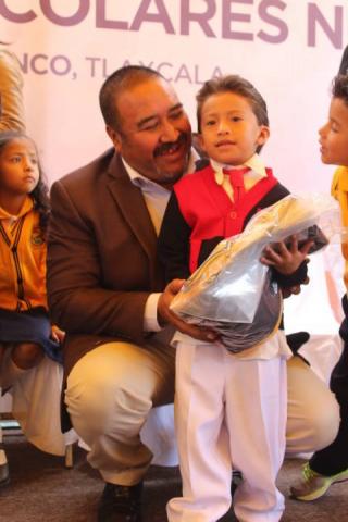 Badillo Jaramillo entrega uniformes a niños de preescolar del municipio imagen 4