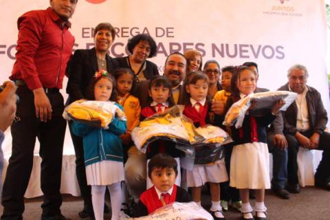 Badillo Jaramillo entrega uniformes a niños de preescolar del municipio imagen 1