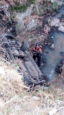 Cae camioneta a barranca hay un muerto y un lesionado
