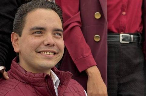 Emilio de la Peña, el diputado cursi de París que usa la tribuna para subir ocurrencias y cascajo