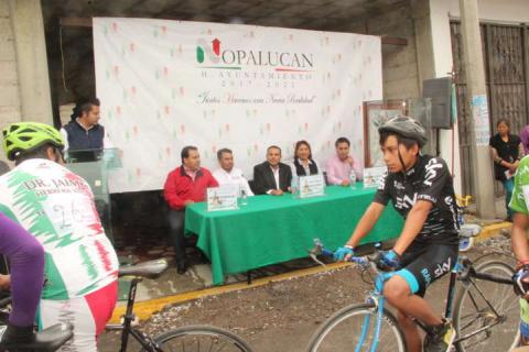 La VIII Carrera Ciclista recibió a más de 100 pedalistas de toda la república: alcalde imagen 3