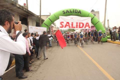 La VIII Carrera Ciclista recibió a más de 100 pedalistas de toda la república: alcalde imagen 4