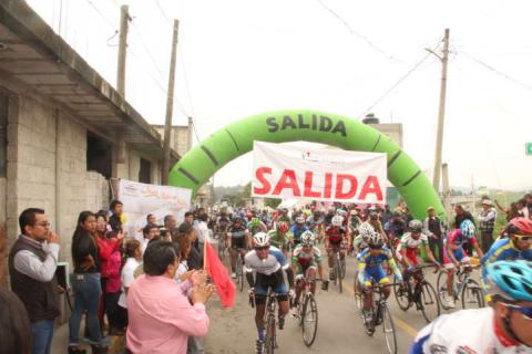 La VIII Carrera Ciclista recibió a más de 100 pedalistas de toda la república: alcalde imagen 2