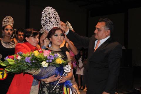 Coronan a Ana Karen Veloz Valencia como Reina de feria Atexcatzinco 2017