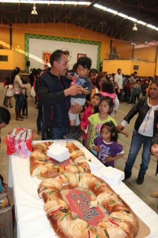 SMDIF y Ayuntamiento llevaron alegría a los niños en el Día de Reyes imagen 2
