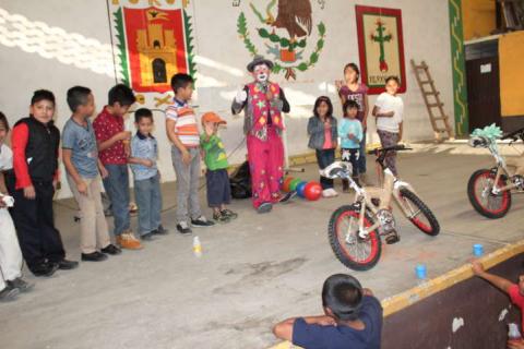 SMDIF y Ayuntamiento llevaron alegría a los niños en el Día de Reyes imagen 3