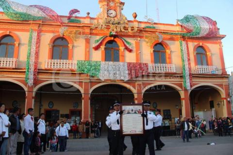 La fijación del Bando y el encendido de las luces iniciamos el mes patrio: alcalde imagen 1