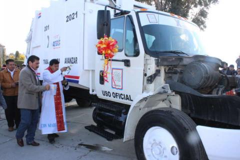 Alcalde entrega camión recolector de basura imagen 2