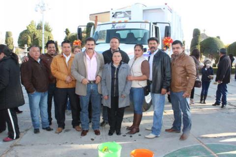 Alcalde entrega camión recolector de basura imagen 1