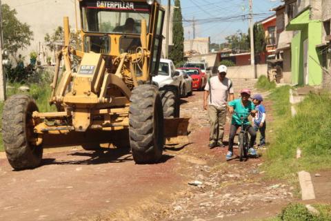 Con la suma de esfuerzos vecino de la calle Ocotes tendrán un camino digno: alcalde imagen 1