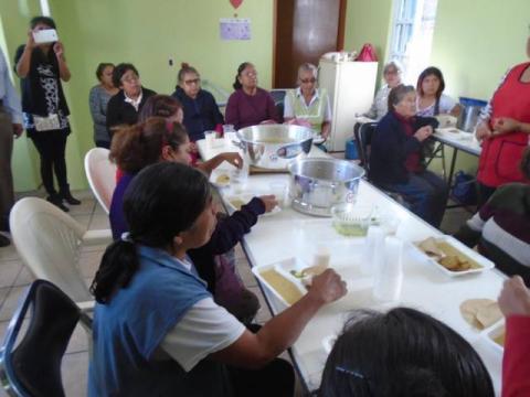 Asiste alcaldesa a demostración de alimentos en Axocomanitla imagen 2