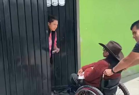 Gaby Hernández lleva documento hasta las puertas de los ciudadanos: informar también es servir