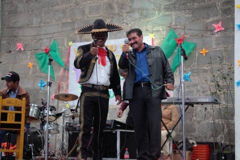Sánchez Amador les canta las mañanitas a los abuelitos del municipio imagen 4
