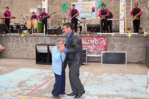 Ayuntamiento y SMDIF Xaltocan festejaron en grande a los abuelitos imagen 3
