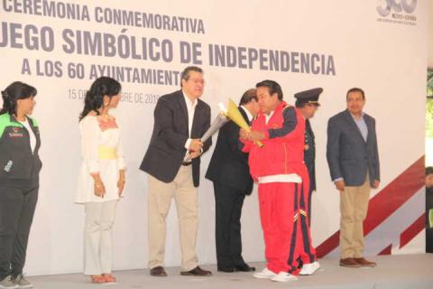 Pluma Morales recibe el Fuego Simbólico de manos del gobernador Marco Mena